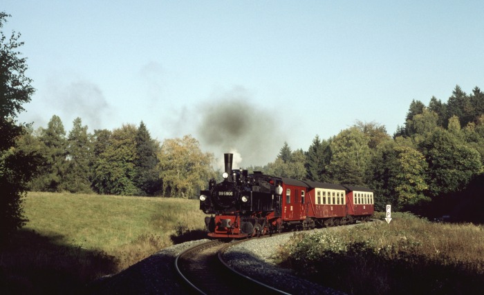 99 5906 mit Zug 8955 hinter Sterhaus-Haferfeld, am 19.10.2001