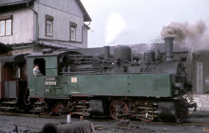 99 5901 vor noch leerem Personenzug im hinteren Bahnhofsbereich Gernrode, im März 1979