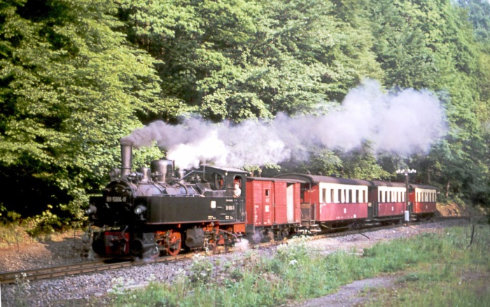 99 5904 mit Personenzug Richtung Alexisbad bei Drahtzug, im Juni 1979