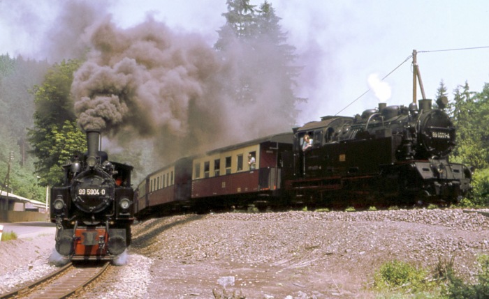 99 5904 mit Personenzug Richtung Straßberg und 99 6001 mit Zug nach Harzgerode gleichzeitig ausfahrend Alexisbad, im Juni 1979