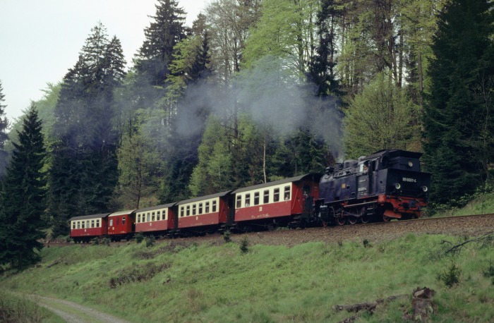 99 6001 Tv mit P 14462 →Hasselfelde im Behre-Tal vor Birkenmoor, am 14.05.1989
