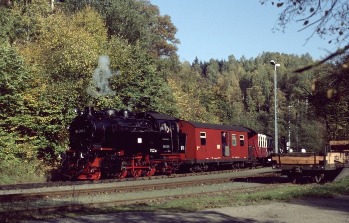 99 6001 mit Zug 8965 in Mägdesprung, am 19.10.2001