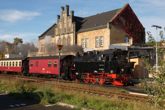99 6001 Tv trifft mit Zug 8962 in Quedlinburg ein, um 10:22h am 25.10.2023