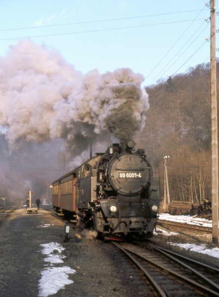 99 6001 mit Personenzug Richtung Harzgerode, Abfahrt im Bahnhof Alexisbad, im März 1979
