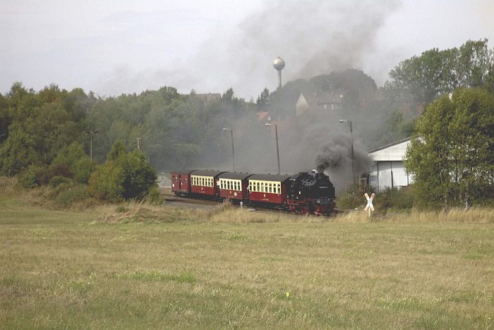 99 6001 mit Sonderzug aus Gernrode zum Brocken, Ausfahrt Stiege, am 06.09.2003
