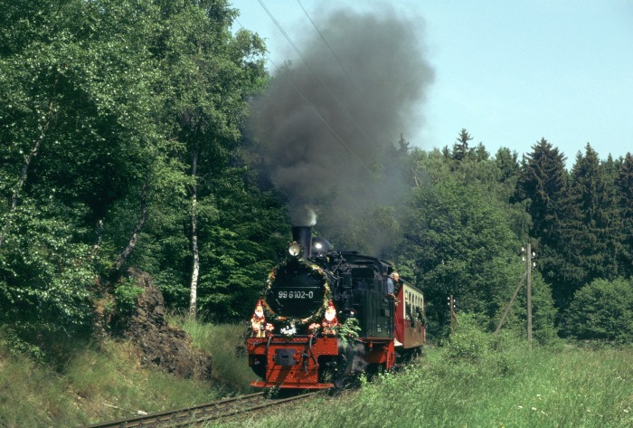 99 6102 mit Kindersonderzug (Zwergenzug) nördliche Ramberwiese, vor Sternhaus-Ramberg, am 03.06.2000