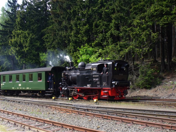 99 6101 Tv kommt dem Sonderzug vom Brocken Richtung Wernigerode zurück, einrollend in den Bahnhof Schierke, um 15:40h, am 17.05.2014