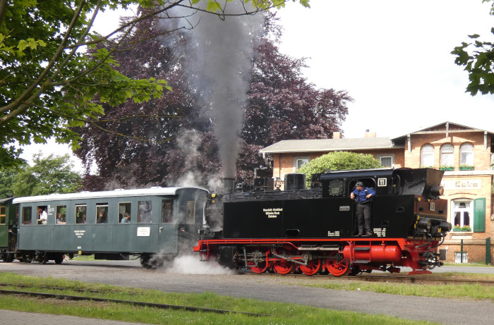 Lok 11 Tv mit dem Himmelfahrt-Feiertags-Infozug nach Hettstedt-Kupferkammerhütte direkt hinter der Ausfahrt Benndorf am Bahnübergang der Klostermannsfelder Hauptstraße,um 10:06h am 29.05.2025