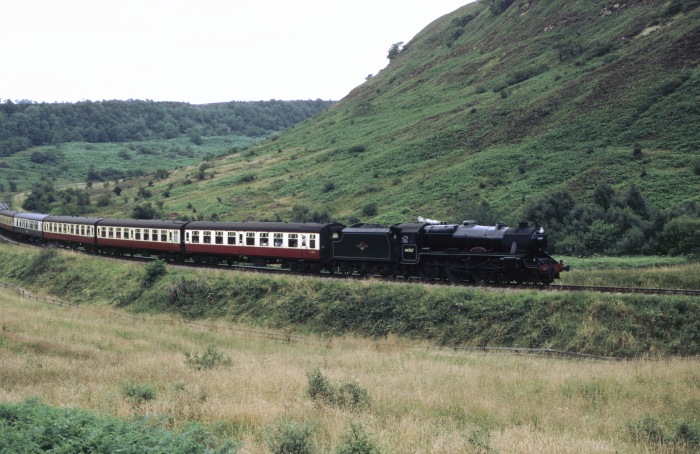 80135 mit Zug Grosmont-Pickering an der Einfahrt von Goathland, um 10:00h am 12.08.2000