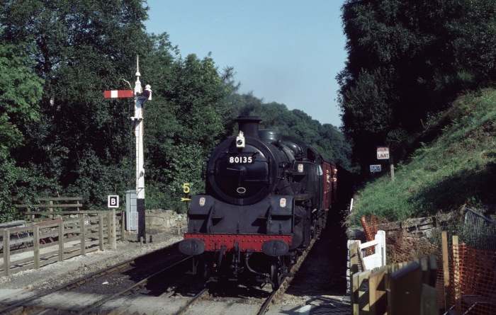 80135 mit Zug Grosmont-Pickering an der Einfahrt von Goathland, um 10:00h am 12.08.2000