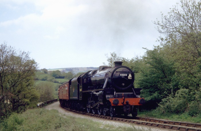 45212 mit Zug nach Pickering im auf den ersten steilen Metern der Steigung bei Esk Valley am Viadukt über den Murk Esk, um 14:55h am 14.05.2004