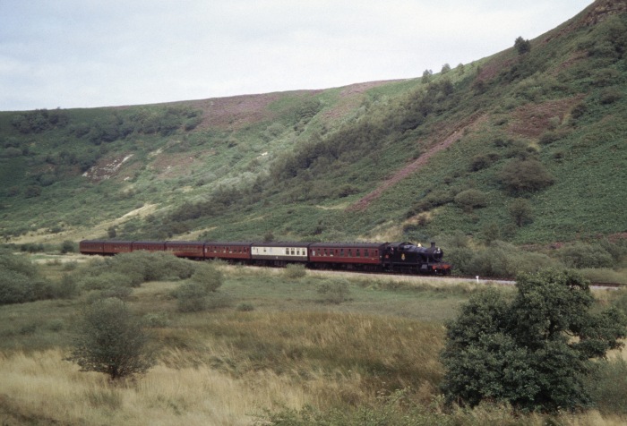 5224 mit Zug nach Pickering im Newton Dale, 30.08.2005