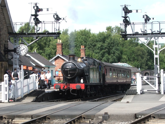 6619 hat noch einen Wagen umgesetzt und geht mit diesem vor den Zug Richtung Pickering, der bereits wartet, am 23.08.2005