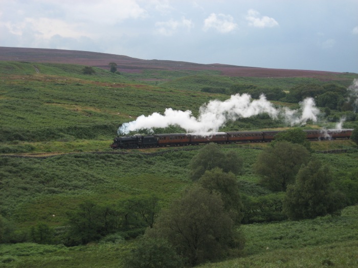 An diesem Tag hat die Black Five 45212 den Teakholz-Zug übernommen, fotografiert bei Moorgates hinter Goathland, um 16:00h am 19.08.2008. 