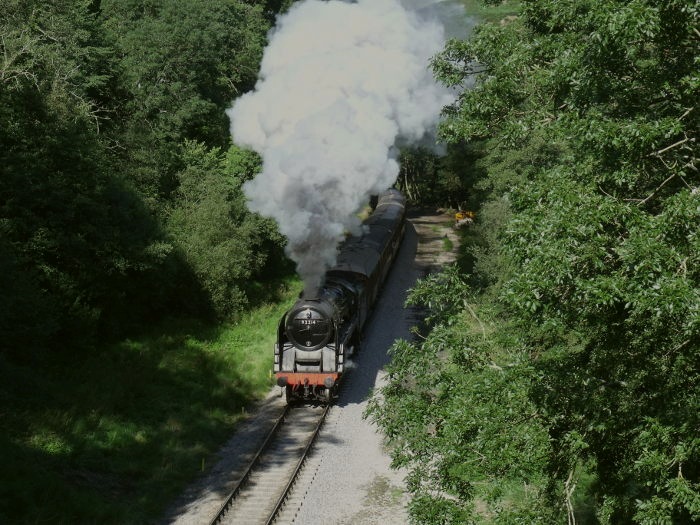 92214 mit dem ersten Zug aus Grosmont den Berg hoch gefahren, bei Straßenbrücke Darnholm, um 9:41h., 31.08.2010