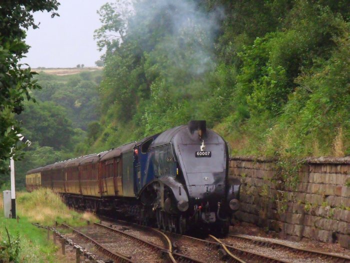 60007 mit erstem Zug des Tages von Grosmont nach Pickering, an der Einfahrt von Goathland, um 9:49h, 17.08.2012.