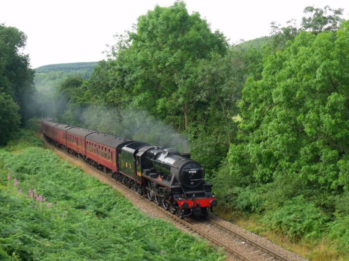 5428 mit Zug von Pickering nach Whitby abwärts fahrend bei Green End, um 10:22h am 03.08.2019