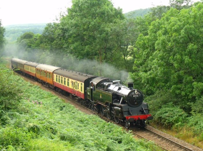 80136 mit Zug aus Pickering nach Grosmont rollt abwärts an der (oberen) Feldwegbrücke bei Green End, um 12:03h am 03.08.2019