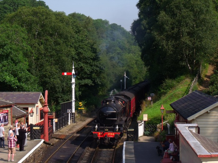 1264 mit dem ersten Zug aus Whitby nach Pickering einfahrend in Goathland Station, um 10:20h am 04.08.2019