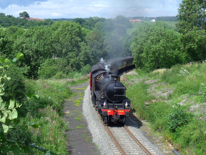 1264 mit Zug von Whitby nach Pickering, nahe der unteren Feldwegbrücke bei Esk Valley / Green End, um 14:37h am 07.08.2019