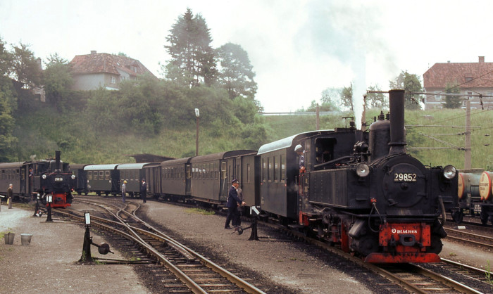 298.52 rangiert im Bahnhof Garsten mit Personenzugwagen, während im Hintergrund 298.56 vor einem Zu auf Ausfahrt wartet, fotografiert im Jahr 1977