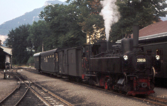 298.56 mit dem kurzen Personenzug im Bahnhof Molln, Juli 1976