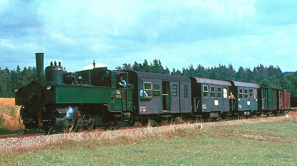 298.207 mit Personenzug auf der nördlichen Waldviertelbahn aus Alt Nagelberg kommend, im September 1980