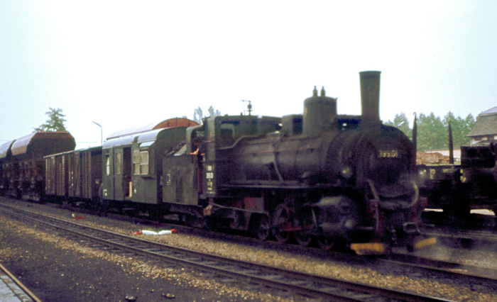 399.01 vor einem der damals dort üblichen Güterzüge in Gmünd, im Juli 1976