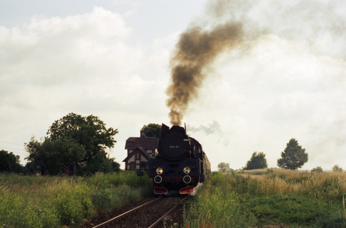 Ol49-69 mit Zug Nr.4442 (aus Poznań Richtung Wolsztyn) bei der Ausfahrt aus Ruchocice, um 9:31h am 05.07.1995