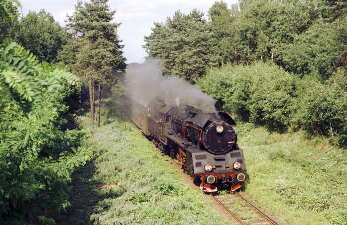 Ol49-32 mit Zug Nr.4444 aus Poznań Richtung Wolsztyn vor Drzymałowo bei Godźin, um 16:15h am 05.07.1995