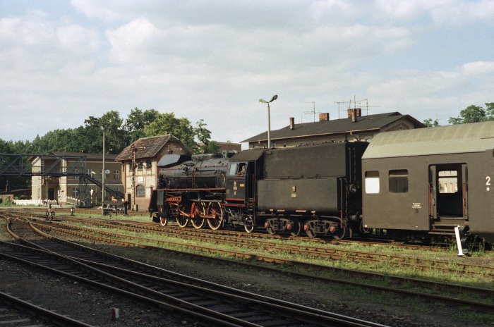 Ol49-32 ist soeben mit Zug Nr.4444 aus Poznań im Bahnhof Wolsztyn eingetroffen, um 16:45h am 05.07.1995