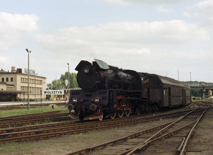 Ol49-32 Umsetzen der Wagen aus dem Personenzug von Poznań in Richtung Abstellgleise am Bahnhof Wolsztyn, um 17:00h am 05.07.1995