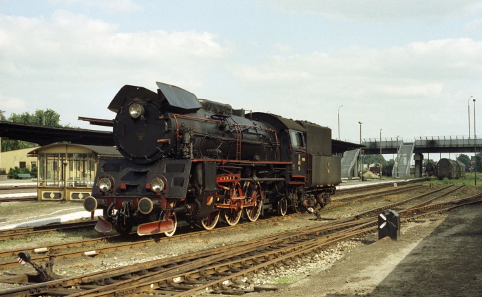 anschließend muss Ol49-32 noch einige Zickzack-Fahrten über Bahnhofsgleise machen, um das Bw zu erreichen, Wolsztyn um 17:05h am 05.07.1995