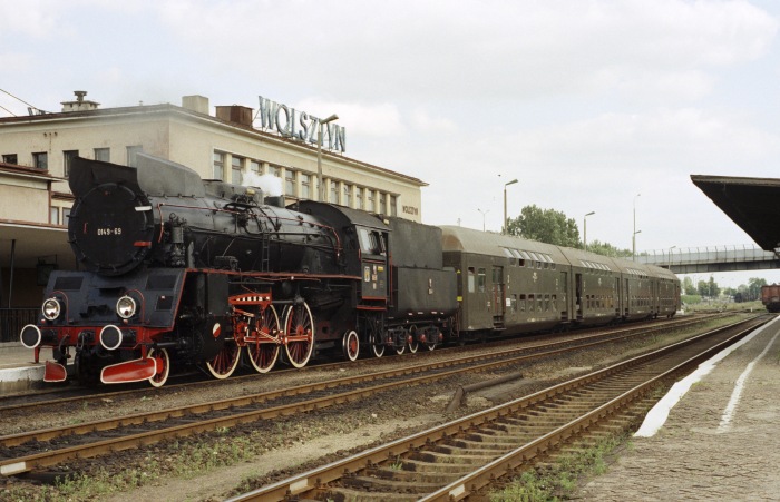 Ol49-69 ist soeben mit dem Zug 33045 aus Leszno im Bahnhof Wolsztyn eingetroffen, am 05.07.1995