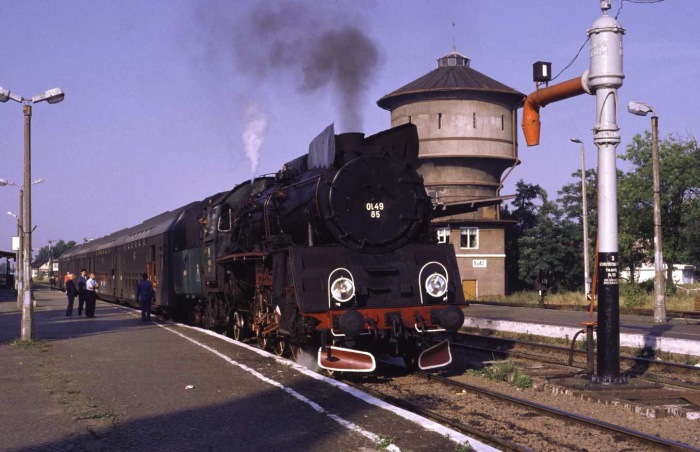 Ol49-85 vor Personenzug am Bahnsteig in Kostrzyn, fotografiert am 18.09.1995