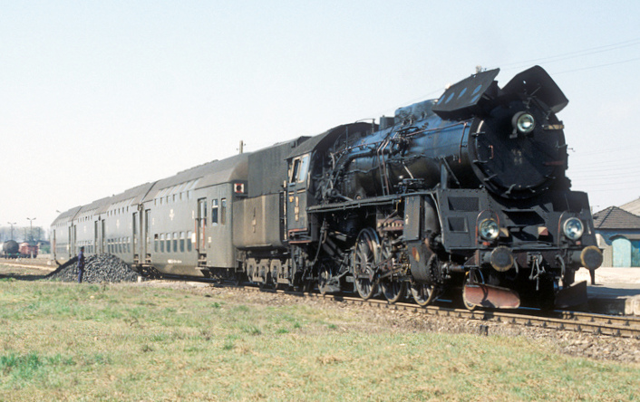 Ol49-64 vor Personenzug im Bahnhof Sierpc im April 1990