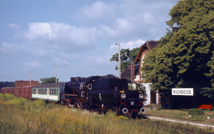 Ty45-379 Tv mit Güterzug nach Grodzisk durchfährt Bahnhof Ruchocice, um 8:50h am 05.07.1995