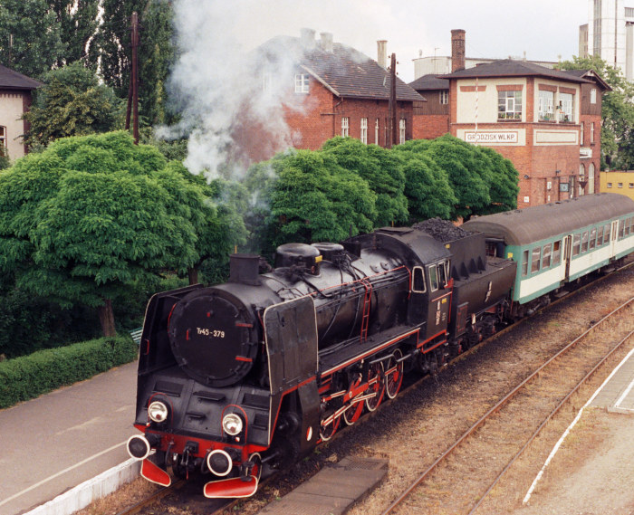 Ty45-379 im Einsatz fotografiert im Bahnhof Grodzisk (Wlkp), um 10:00h am 05.07.1995