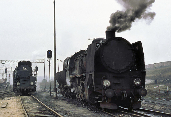 Ty45-105 und weiter hinten links Ty51-84 im Bw Pyskowice der PMPPW (im März 1988)